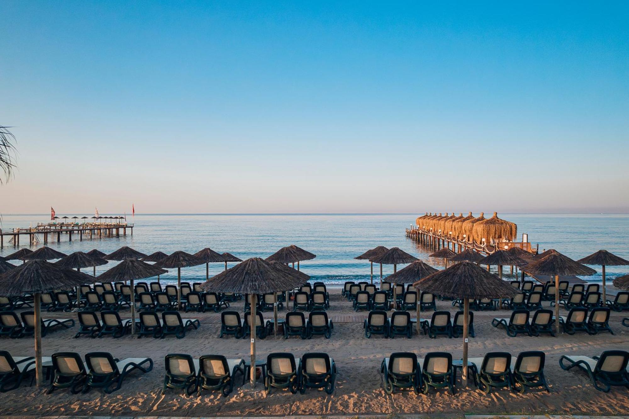 พีจีเอส เครมลิน พาเลซ Hotel อันตัลยา ภายนอก รูปภาพ The beach at the resort