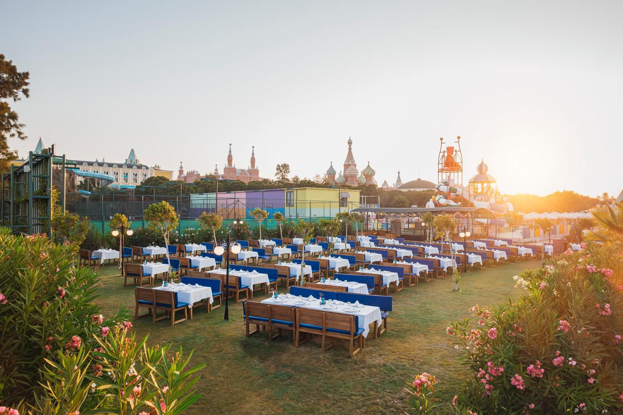 พีจีเอส เครมลิน พาเลซ Hotel อันตัลยา ภายนอก รูปภาพ The lawn at the resort