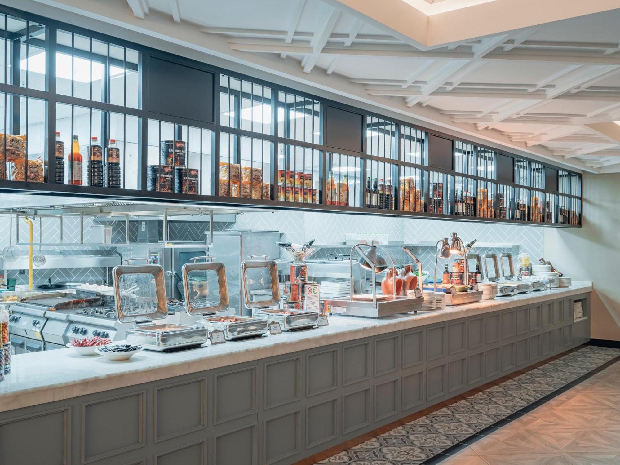 พีจีเอส เครมลิน พาเลซ Hotel อันตัลยา ภายนอก รูปภาพ A buffet at a hotel