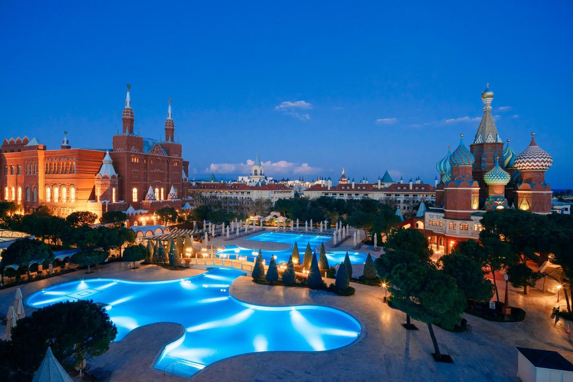 พีจีเอส เครมลิน พาเลซ Hotel อันตัลยา ภายนอก รูปภาพ The resort at night