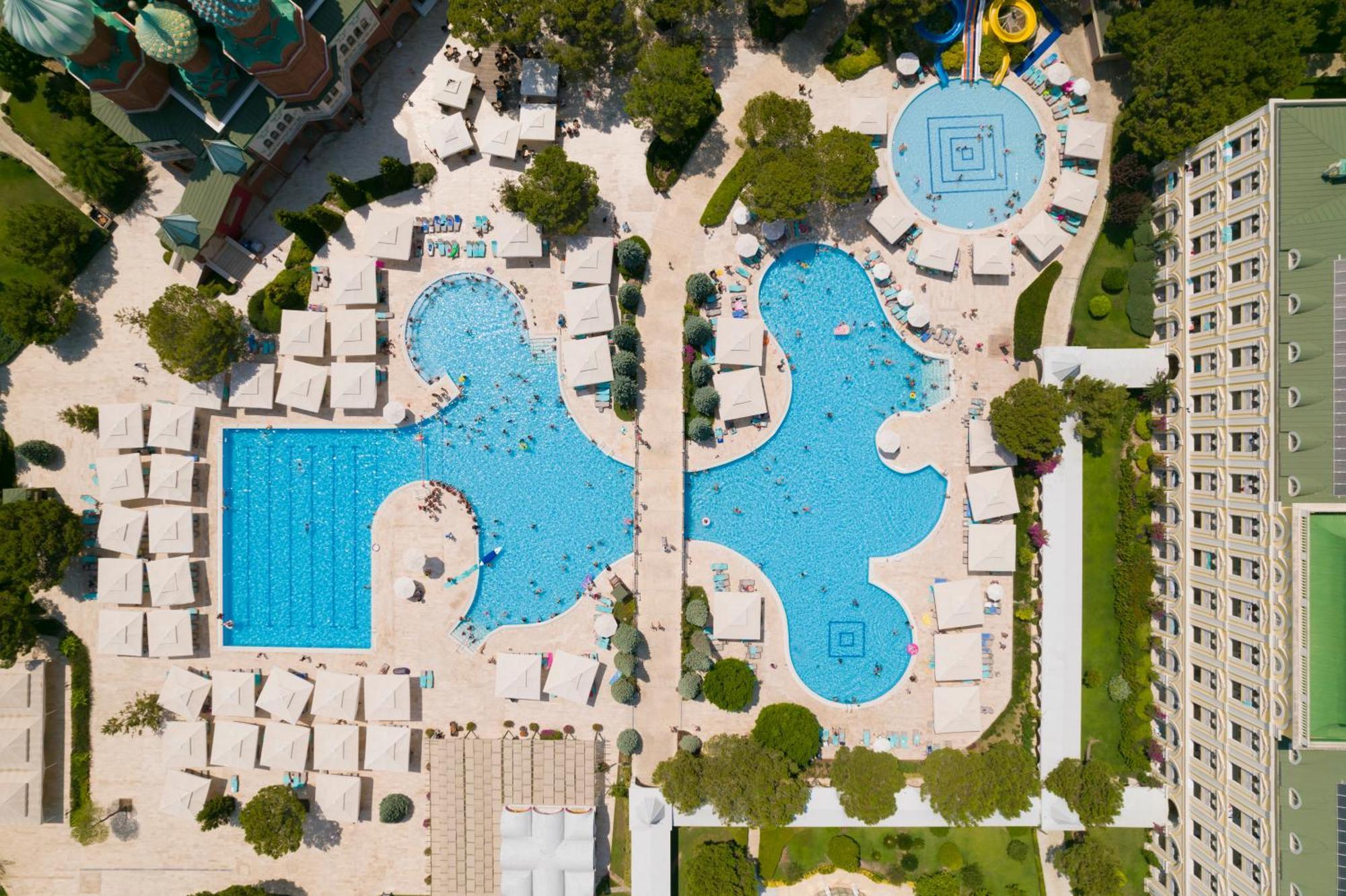 พีจีเอส เครมลิน พาเลซ Hotel อันตัลยา ภายนอก รูปภาพ Aerial view of the pool complex
