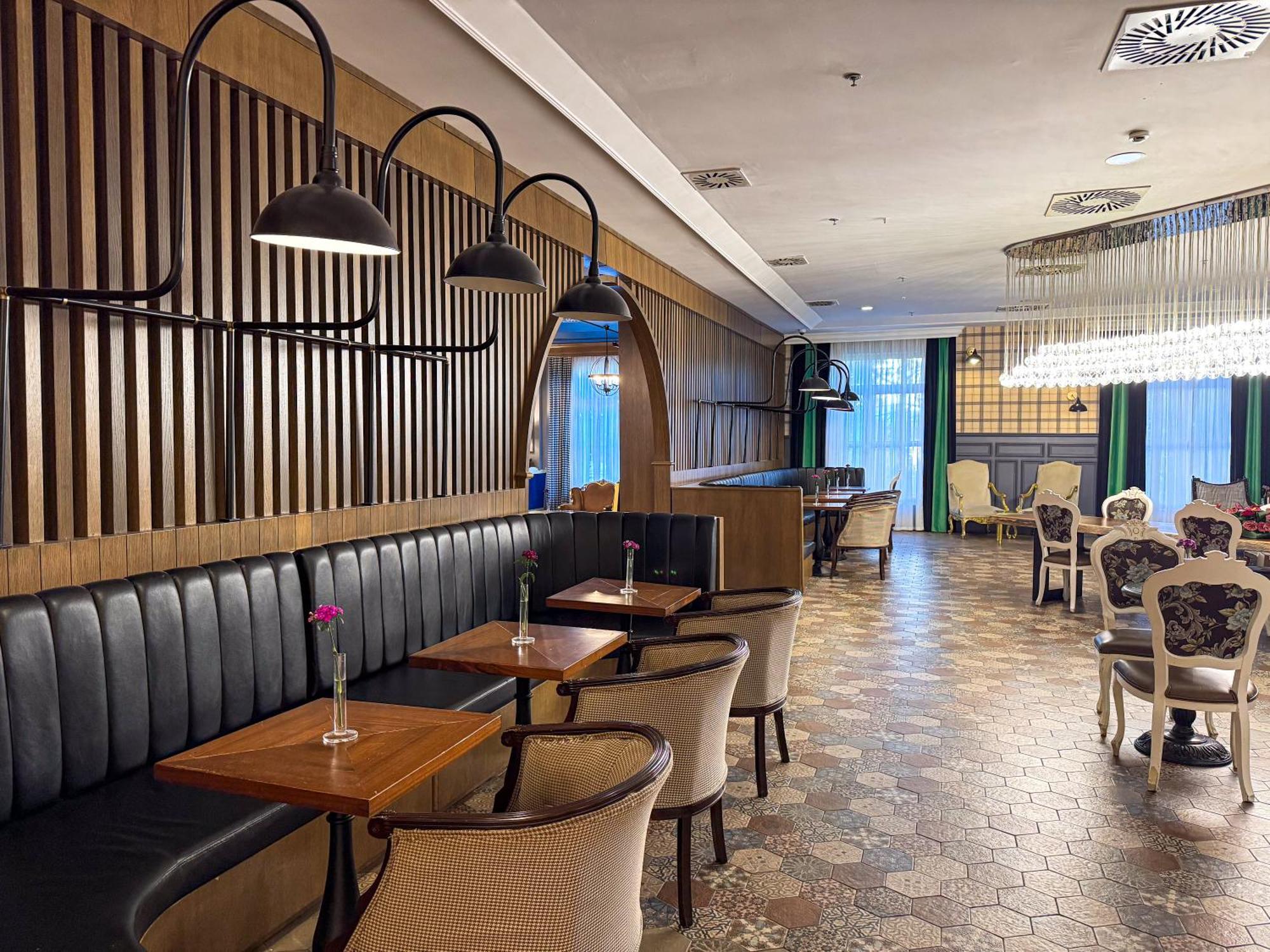 พีจีเอส เครมลิน พาเลซ Hotel อันตัลยา ภายนอก รูปภาพ The interior of a restaurant in the hotel
